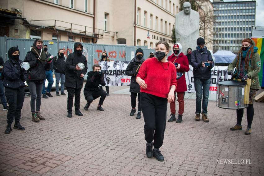 Wiec performatywny - manifestacja w Łodzi