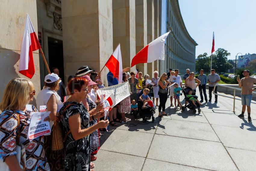 W obronie polskiej szkoły - demonstracja we Wrocławiu