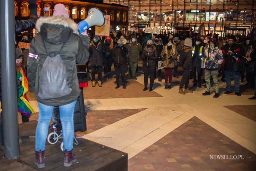 Strajk Kobiet 2021: Nigdy nie będziesz szła sama - manifestacja w Łodzi