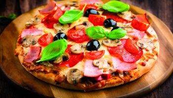 Przepis na dobrą pizzę – zacznij od odpowiedniej mąki! [fot. materiały prasowe – Młyn Jaczkowice]