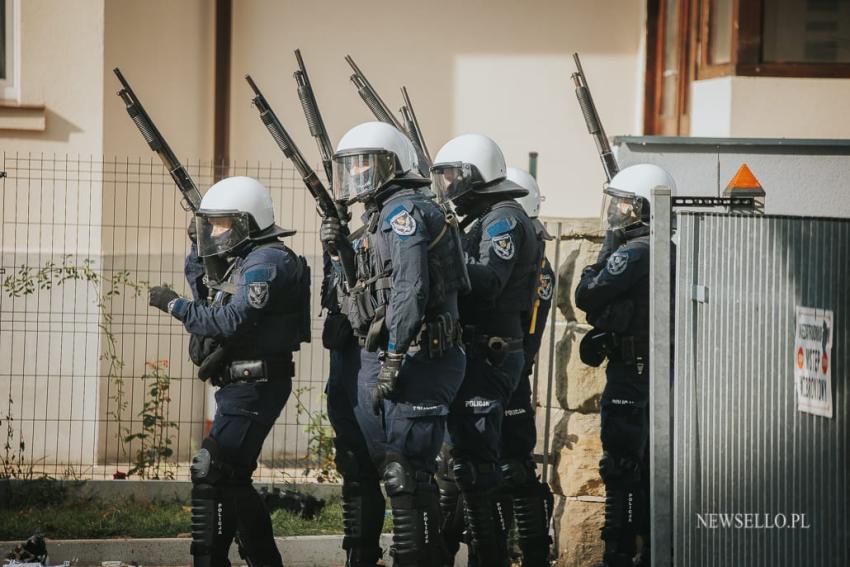 Zamieszki przed komendą policji w Lubinie