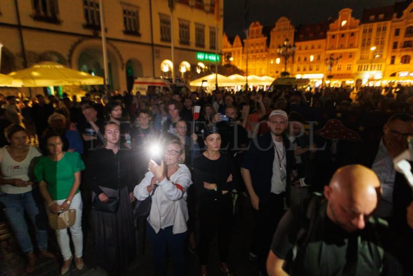 Pokaz filmu “Zielona Granica” we Wrocławiu zakłócony przez manifestację narodowców