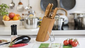 Drewniane dodatki w kuchni – czyli elegancja i praktyka w jednym! [fot. ip]