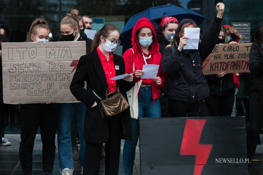 Strajk Kobiet: Błyskawice na ulice - manifa we Wrocławiu