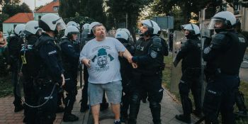Zamieszki przed komendą policji w Lubinie