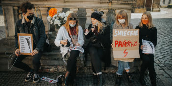 Strajk Kobiet - manifestacja pod wrocławską Katedrą