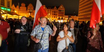 Pokaz filmu “Zielona Granica” we Wrocławiu zakłócony przez manifestację narodowców