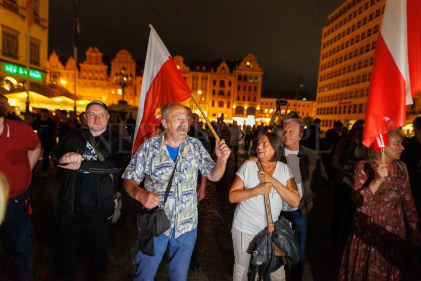 Pokaz filmu “Zielona Granica” we Wrocławiu zakłócony przez manifestację narodowców