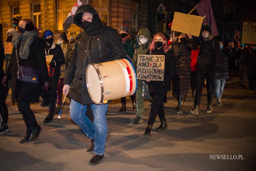 Strajk Kobiet 2021: Nigdy nie będziesz szła sama - manifestacja w Łodzi