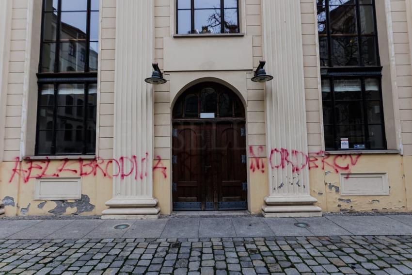 Zniszczona Elewacja Synagogi w Centrum Wrocławia