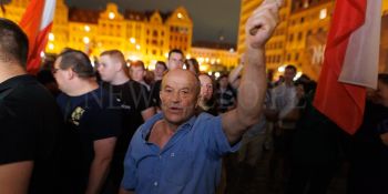 Pokaz filmu “Zielona Granica” we Wrocławiu zakłócony przez manifestację narodowców