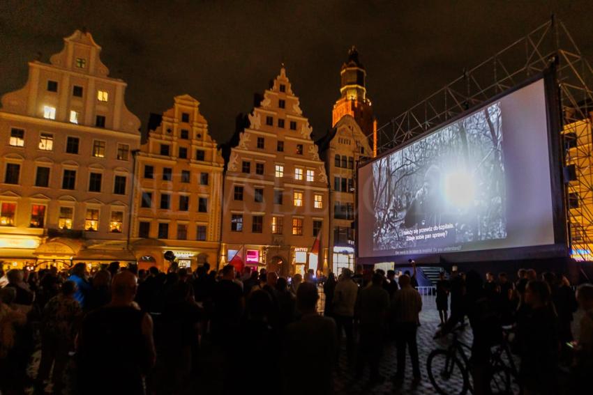 Pokaz filmu “Zielona Granica” we Wrocławiu zakłócony przez manifestację narodowców