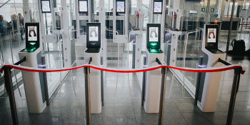 Bramki do automatycznej kontroli granicznej na lotnisku we Wrocławiu
