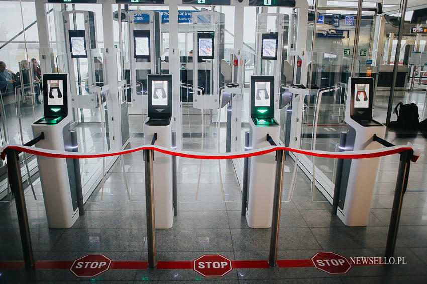 Bramki do automatycznej kontroli granicznej na lotnisku we Wrocławiu
