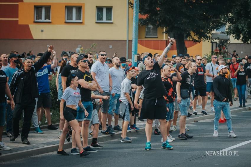 Zamieszki przed komendą policji w Lubinie