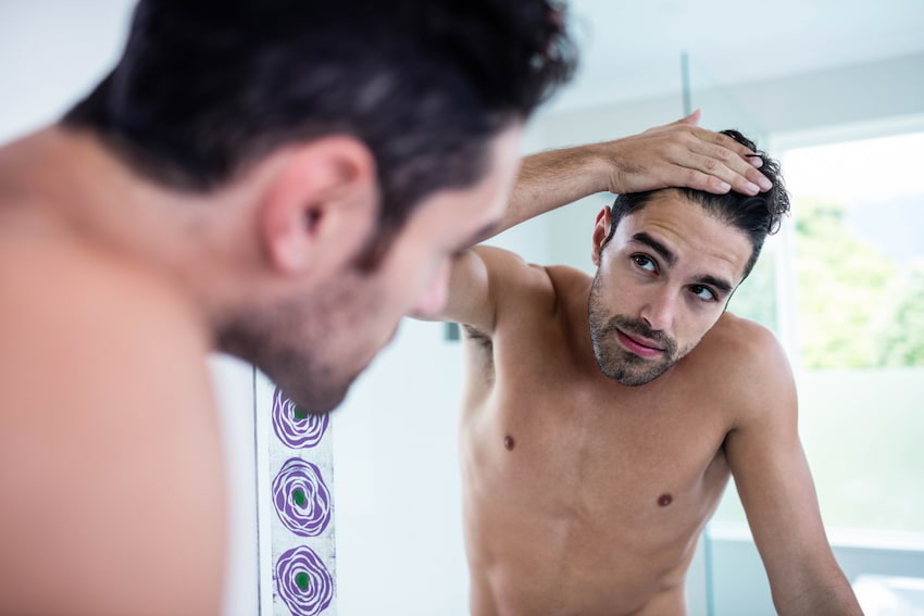 Porady dotyczące wypadania włosów - gdzie szukają ich mężczyźni?