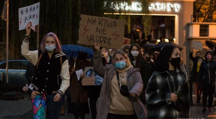 Wrocław: Strajk Kobiet: Błyskawice na ulice - manifa we Wrocławiu