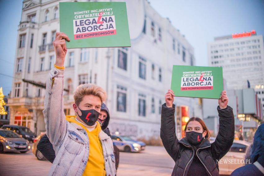 Strajk Kobiet 2021: Nigdy nie będziesz szła sama - manifestacja w Łodzi