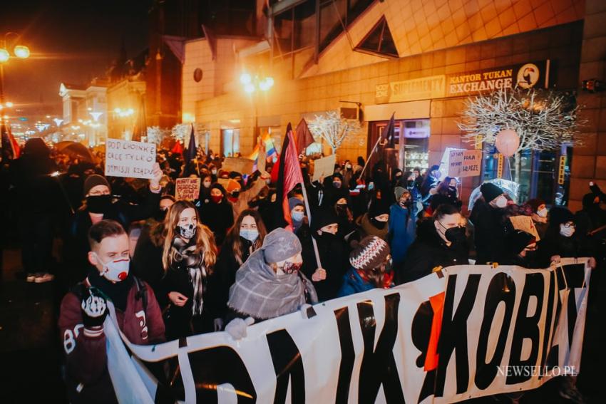 Strajk Kobiet: Stan wojny z kobietami - manifestacja we Wrocławiu