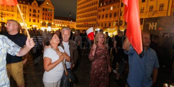 Pokaz filmu “Zielona Granica” we Wrocławiu zakłócony przez manifestację narodowców