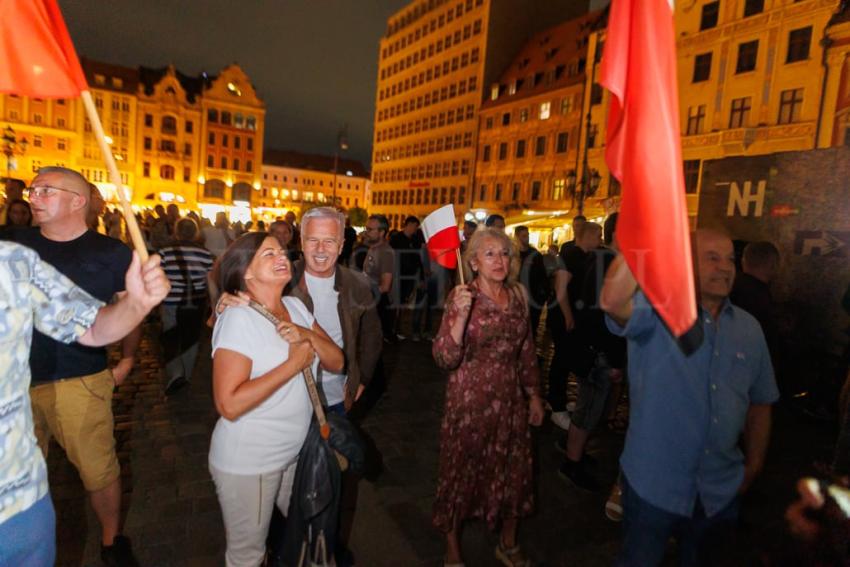 Pokaz filmu “Zielona Granica” we Wrocławiu zakłócony przez manifestację narodowców