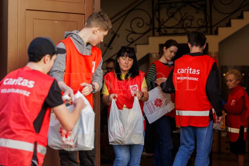 Caritas Archidiecezji Wrocławskiej szykuje paczki na Wielkanoc