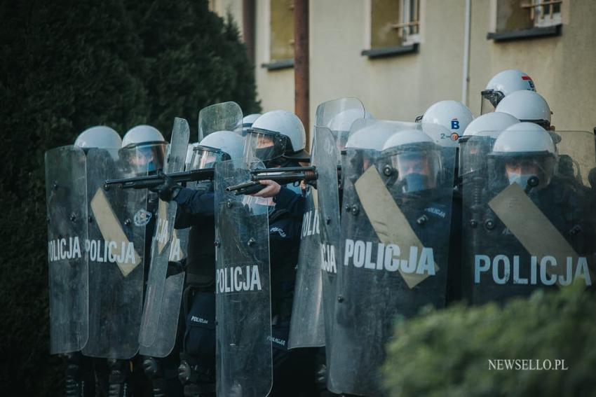 Zamieszki przed komendą policji w Lubinie