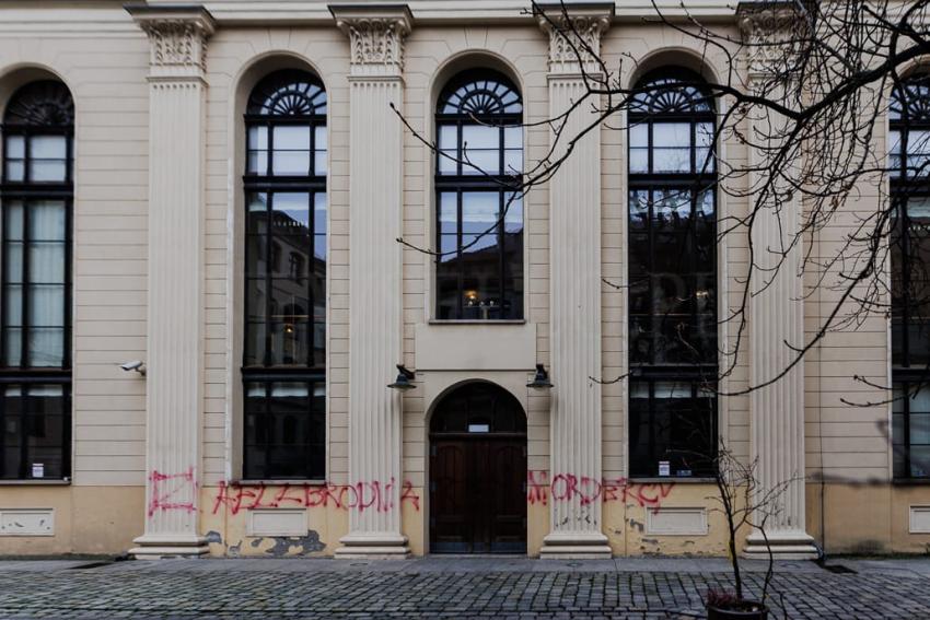 Zniszczona Elewacja Synagogi w Centrum Wrocławia