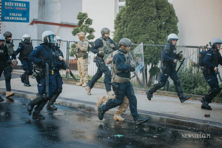 Zamieszki przed komendą policji w Lubinie