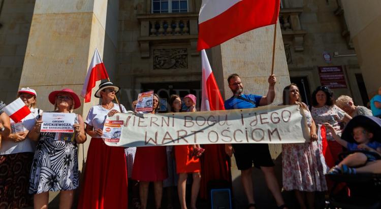 W obronie polskiej szkoły - demonstracja we Wrocławiu