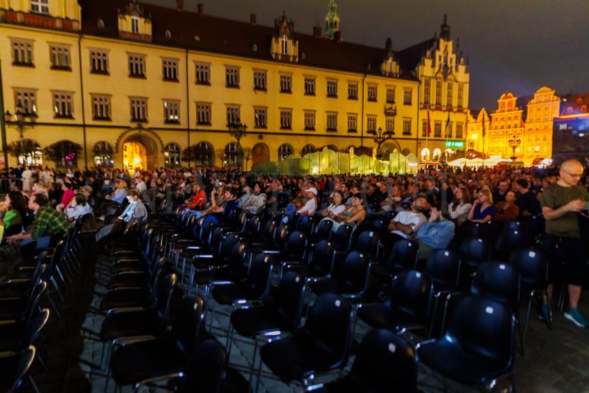 Pokaz filmu “Zielona Granica” we Wrocławiu zakłócony przez manifestację narodowców