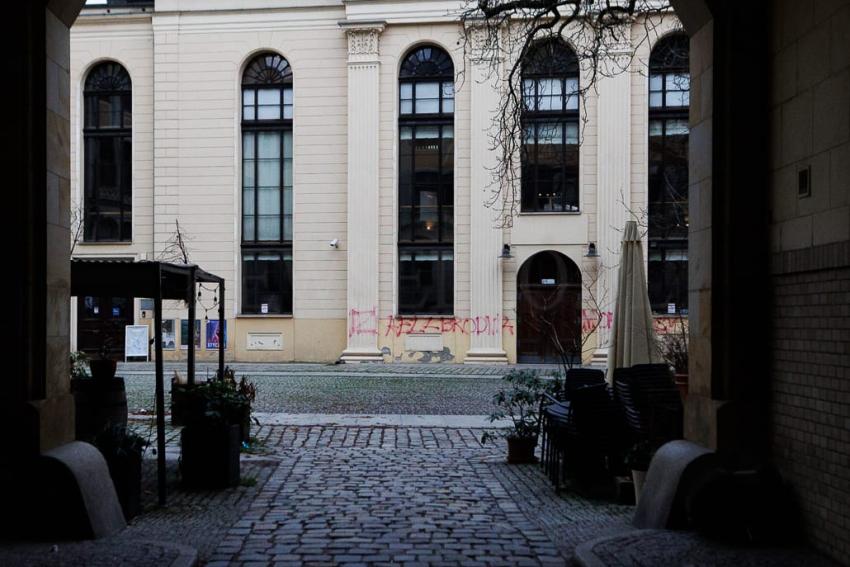 Zniszczona Elewacja Synagogi w Centrum Wrocławia