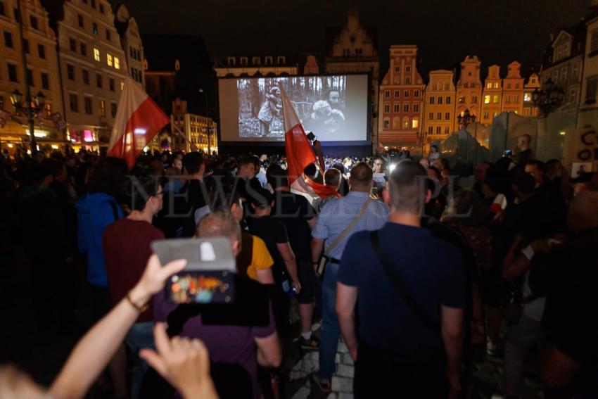 Pokaz filmu “Zielona Granica” we Wrocławiu zakłócony przez manifestację narodowców