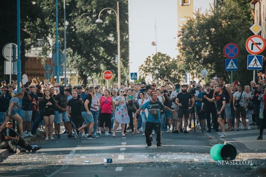 Zamieszki przed komendą policji w Lubinie