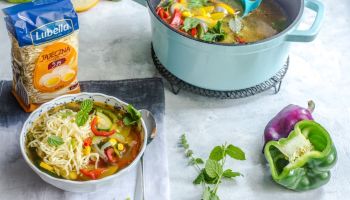 Najlepsze zupy na lato – oryginalna zupa warzywna i krem z cukinii [fot. materiały prasowe / Lubella]