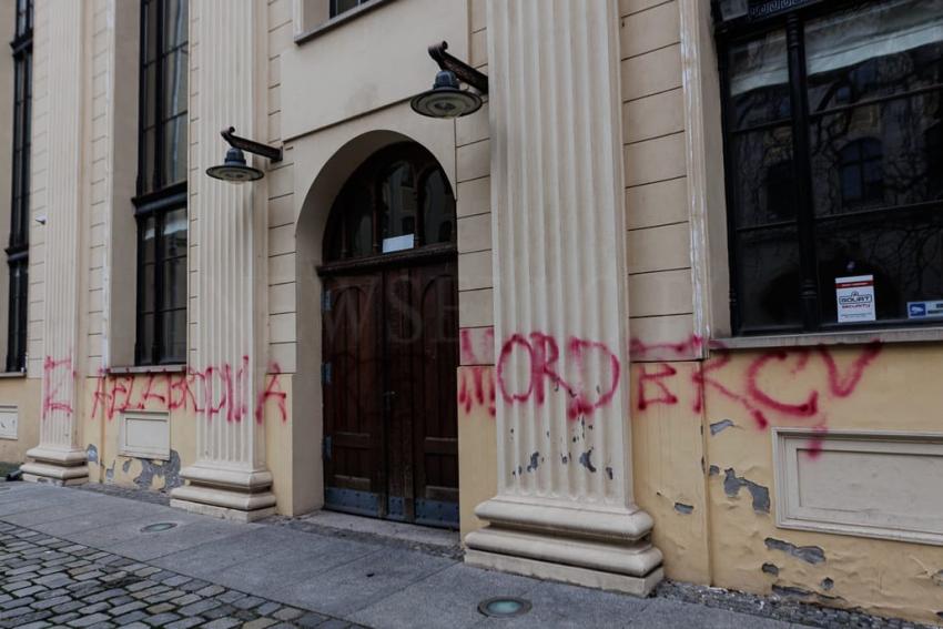 Zniszczona Elewacja Synagogi w Centrum Wrocławia