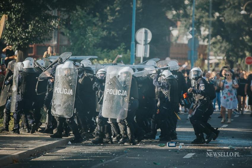 Zamieszki przed komendą policji w Lubinie