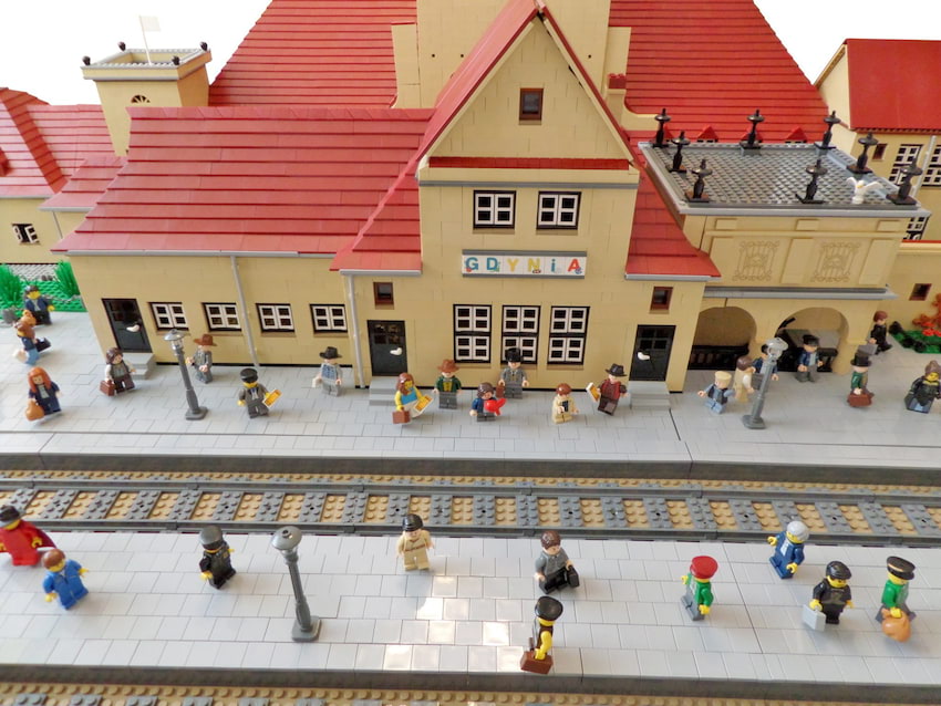 Makieta Dworca Kolejowego w Gdyni z klocków LEGO