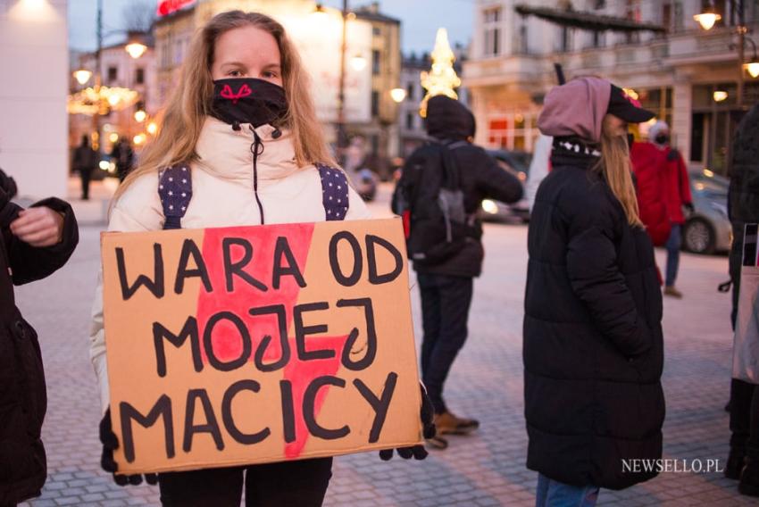 Strajk Kobiet 2021: Nigdy nie będziesz szła sama - manifestacja w Łodzi