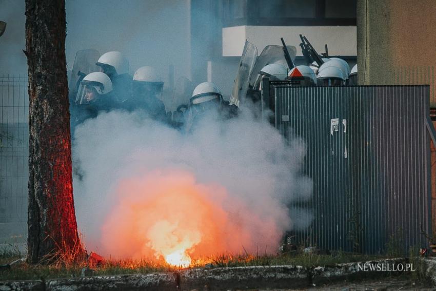 Zamieszki przed komendą policji w Lubinie