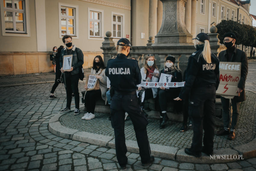 Strajk Kobiet - manifestacja pod wrocławską Katedrą