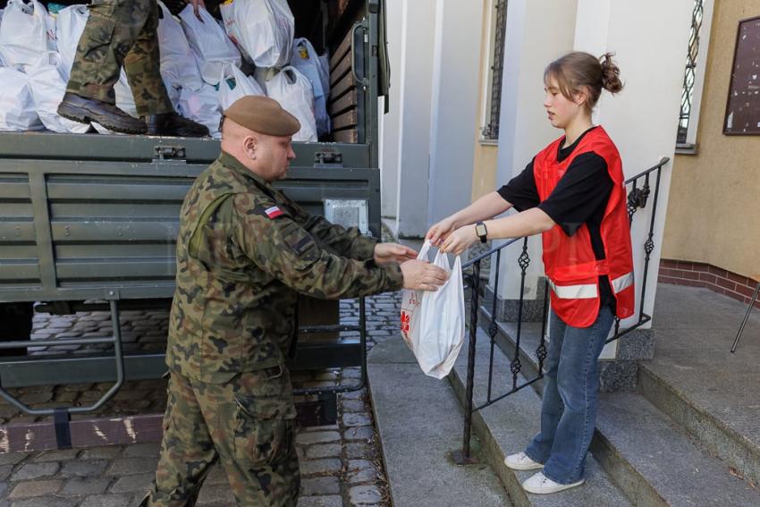 Caritas Archidiecezji Wrocławskiej szykuje paczki na Wielkanoc