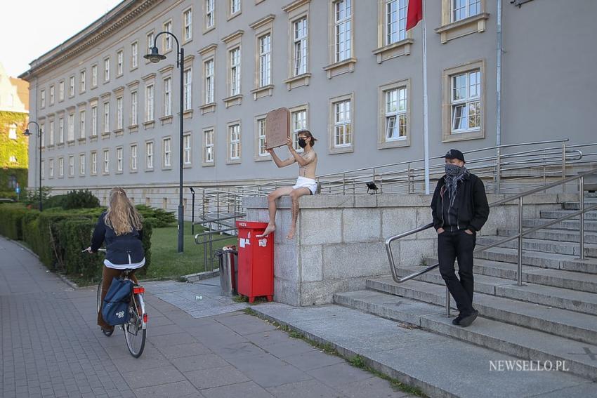 Happening aktywisty pod Urzędem Wojewódzkim we Wrocławiu