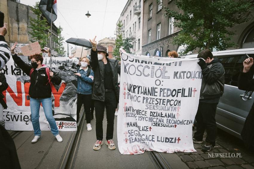 Strajk Kobiet - manifestacja pod kurią w Krakowie