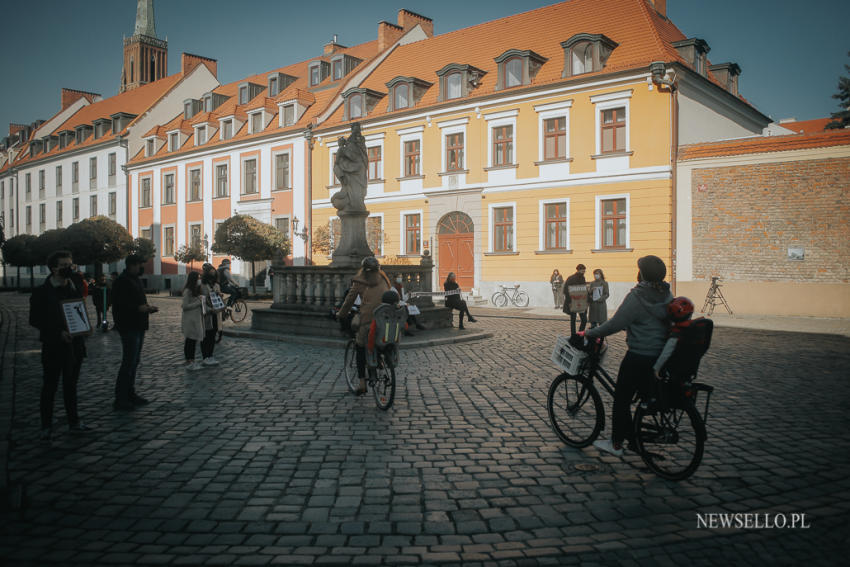 Strajk Kobiet - manifestacja pod wrocławską Katedrą