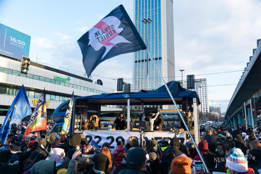 Dzień kobiet bez kompromisów - manifestacja w Warszawie