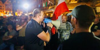 Pokaz filmu “Zielona Granica” we Wrocławiu zakłócony przez manifestację narodowców