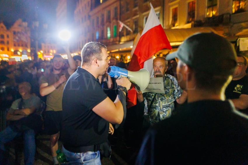 Pokaz filmu “Zielona Granica” we Wrocławiu zakłócony przez manifestację narodowców