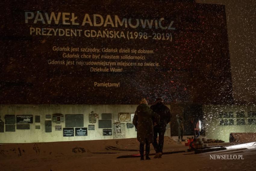 W Gdańsku zapłonęło serce dla Pawła Adamowicza