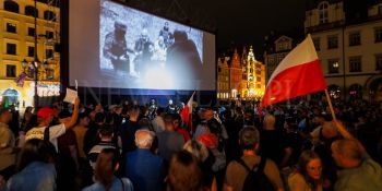 Pokaz filmu “Zielona Granica” we Wrocławiu zakłócony przez manifestację narodowców